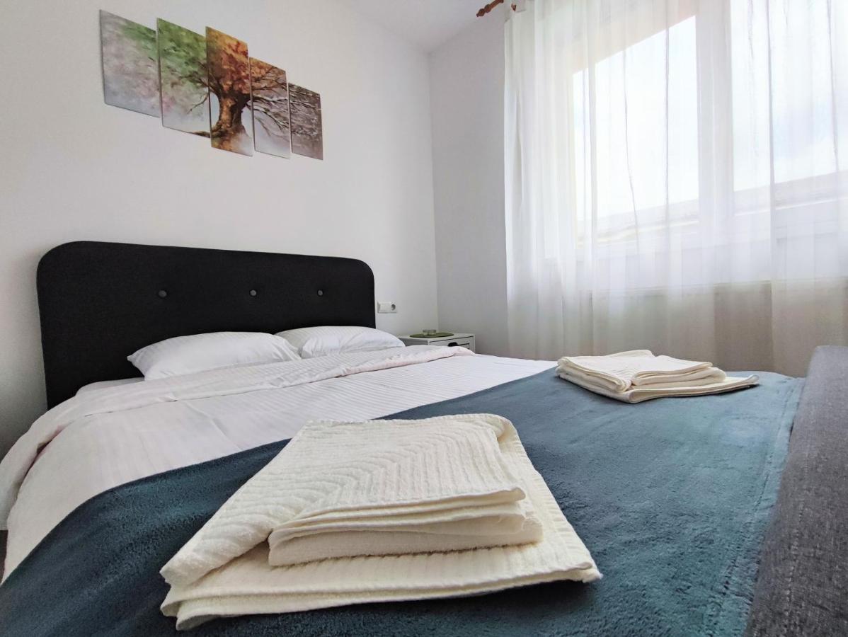 Quiet And Cozy 2 Bedroom Flat With Free Parking Included *