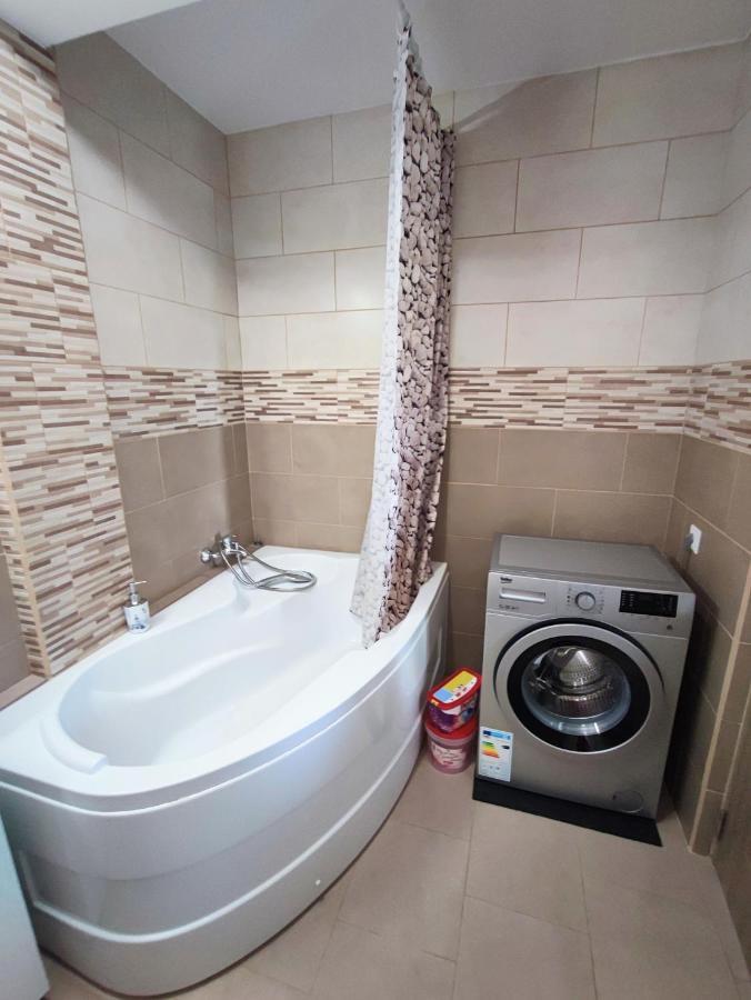 Quiet And Cozy 2 Bedroom Flat With Free Parking Included
