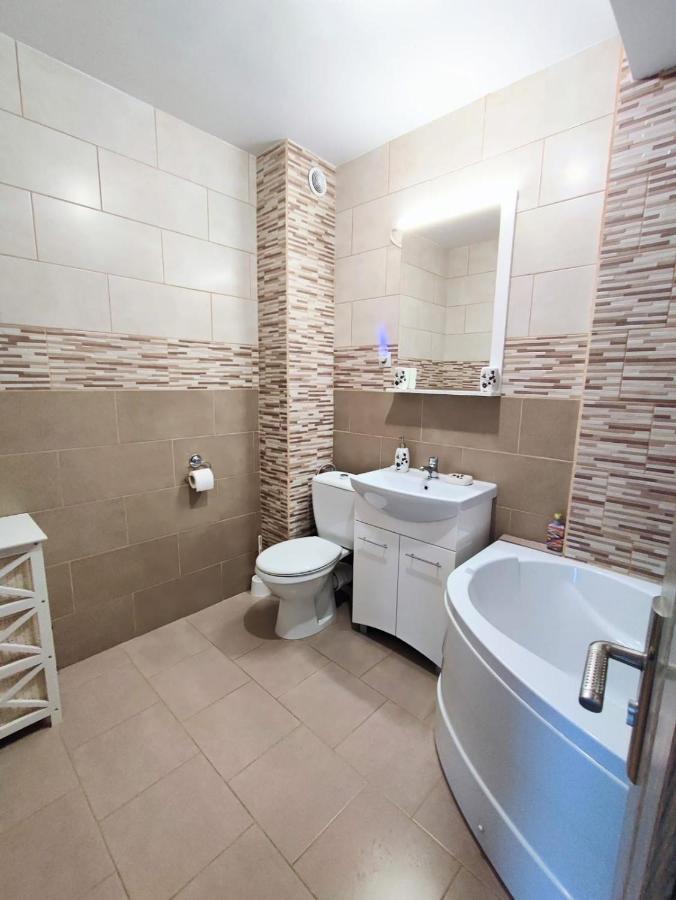 Quiet And Cozy 2 Bedroom Flat With Free Parking Included *